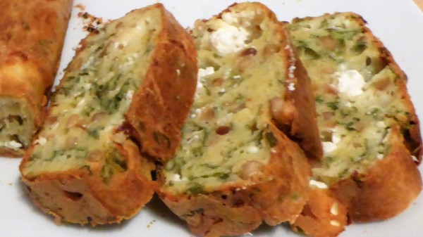 Cake au chèvre, menthe et pignons de pin