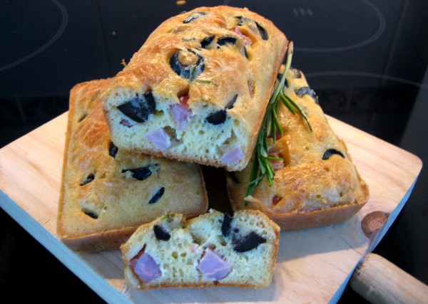 Cake au jambon, olives et noix de pécan