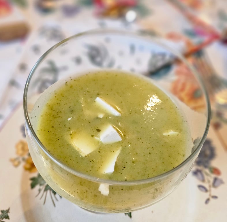 Soupe froide de courgettes à la menthe et à la feta
