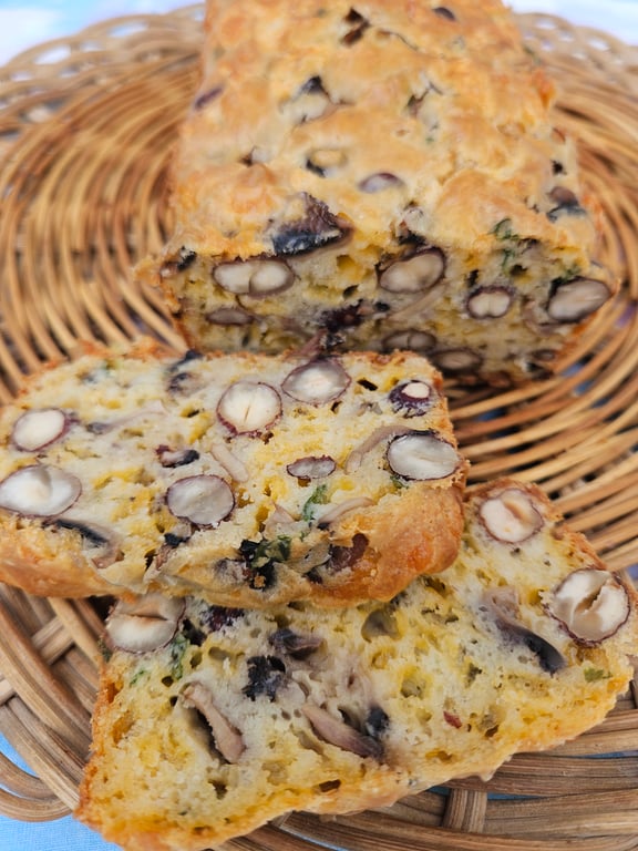 Cake aux champignons, noisettes et cheddar 