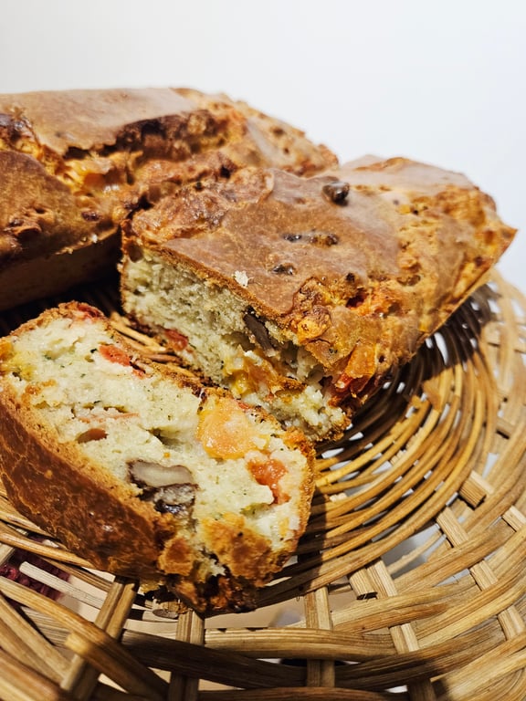 Cake aux tomates fraîches mozzarella, pesto et noix