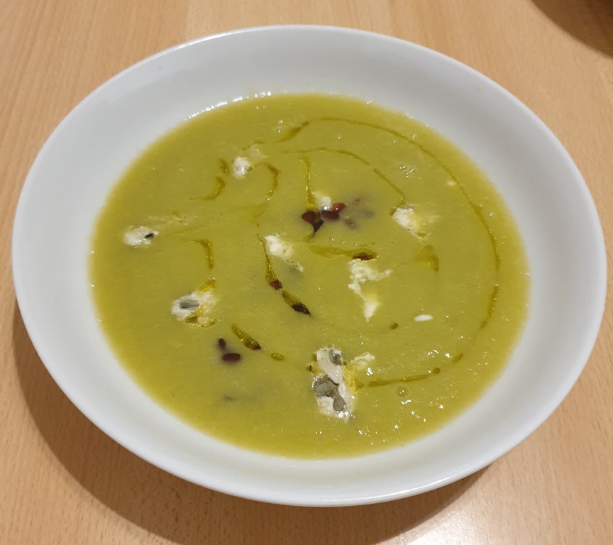 Velouté de poireaux au Roquefort et pignons de pin