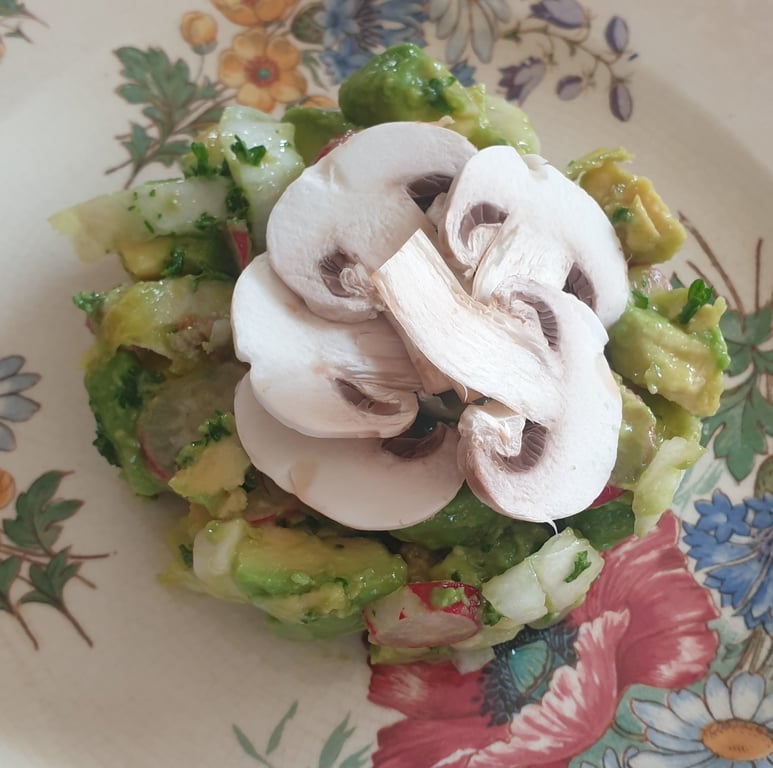Timbale avocats, radis roses, endives et champignons