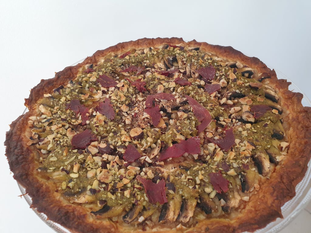 Tarte aux champignons, pesto, noisettes et viande des grisons