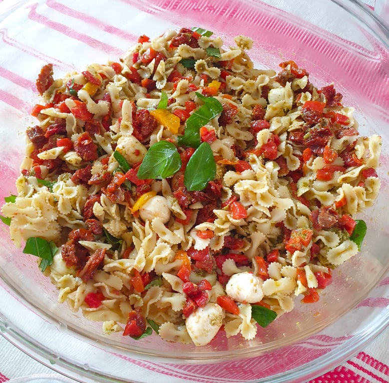 Salade de pâtes aux tomates séchées, poivrons grillés, mozzarella et pesto