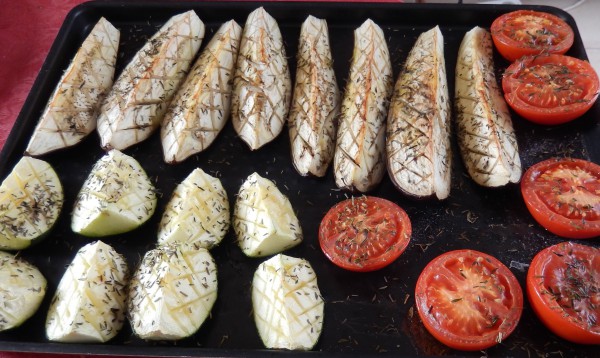 Aubergines, courgettes rondes et tomates au four