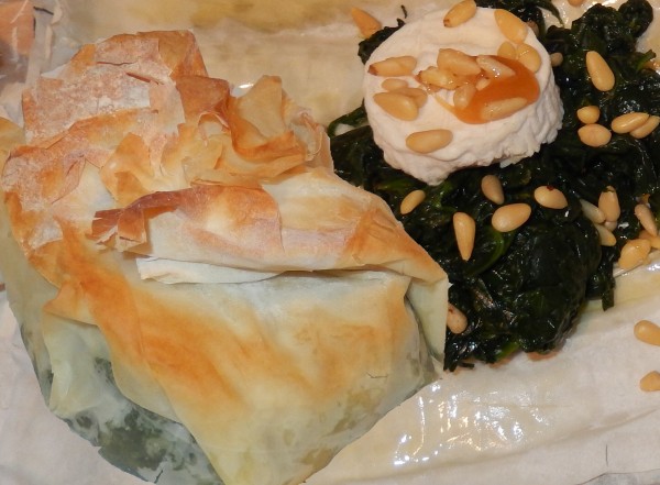 Croustillant d'épinard au chèvre, miel et pignons de pin