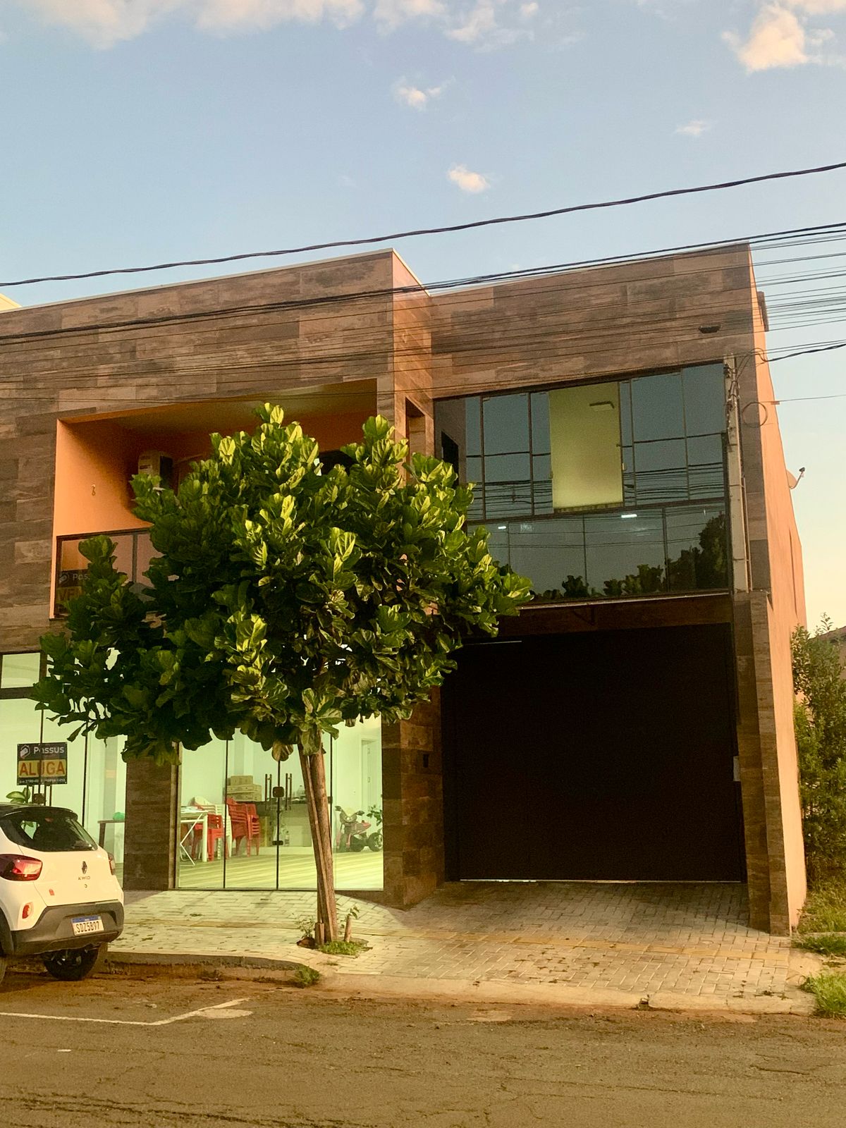 Prédio com 2 apartamentos no centro + sala comercial