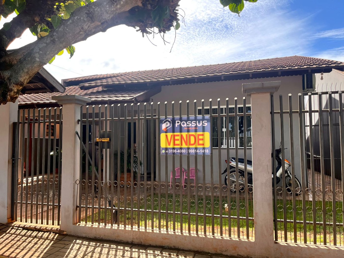 Casa com 3 quartos, placa solar, área de festa e edícula