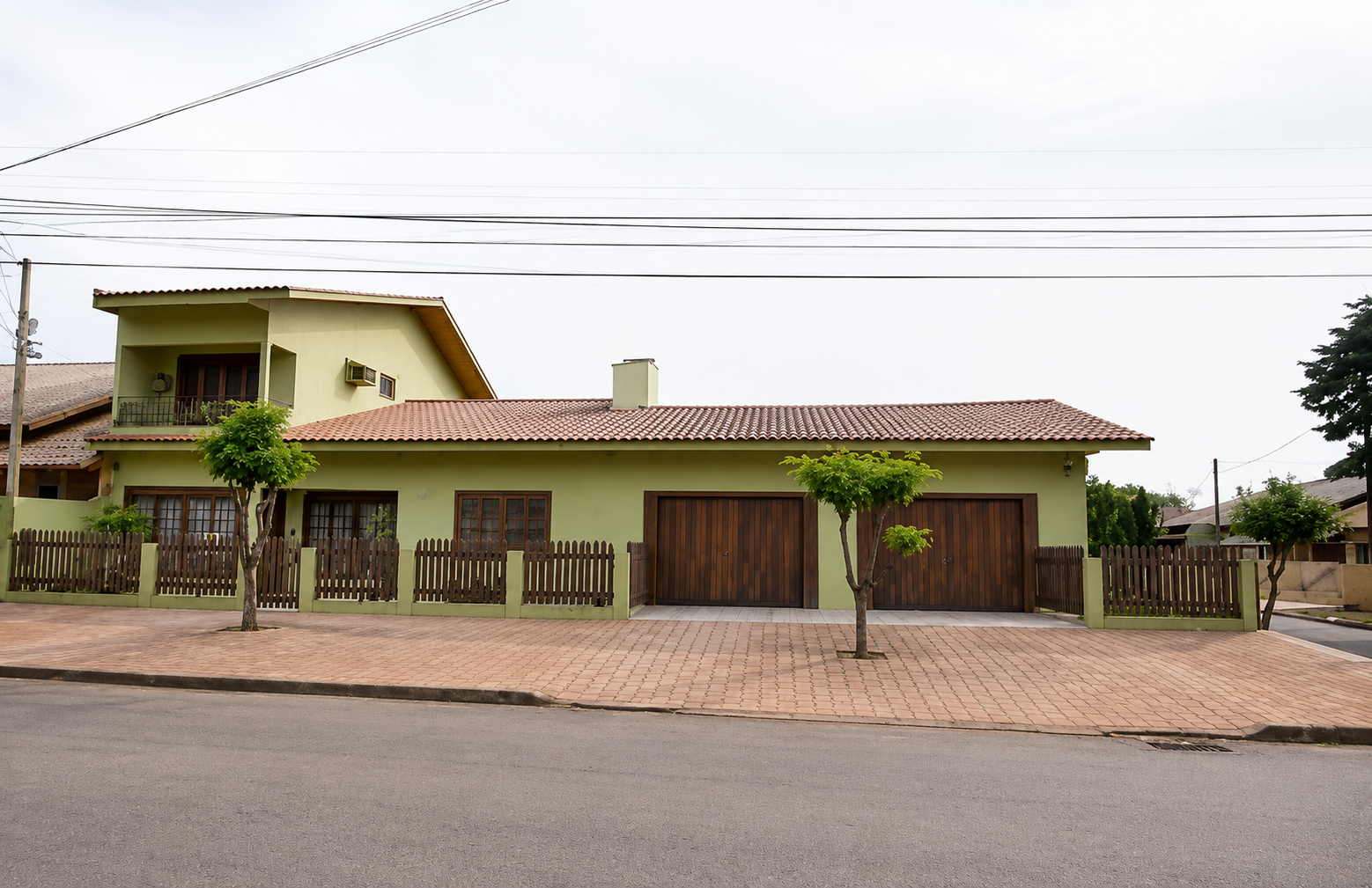 Sobrado com dois terrenos unificados
