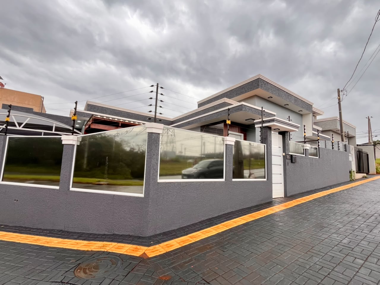 Casa com 1 suíte + 2 quartos e garagem para 3