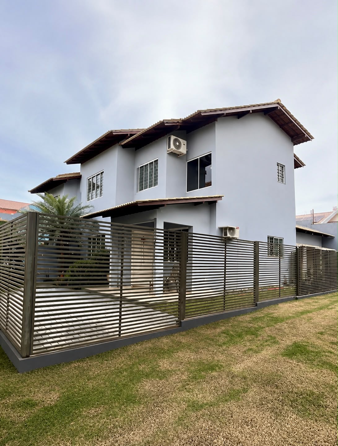 Sobrado pronto para morar com placa solar 1 suíte + 3 quartos, 4 banheiros pronta para morar