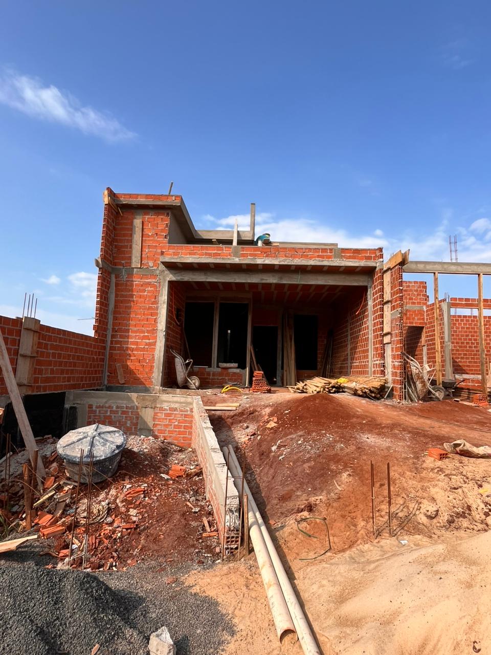 Sobrado com 170m2 com piscina e sobra de terreno
