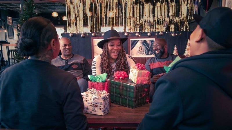 HD Christmas Erika Louis Queen Sit