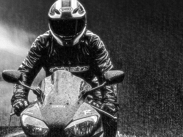 Riding in the rain, sports bike alpinestars Shoei Yamaha R1