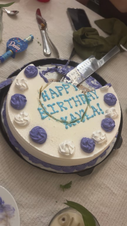 is it a crime to cut cake like this 