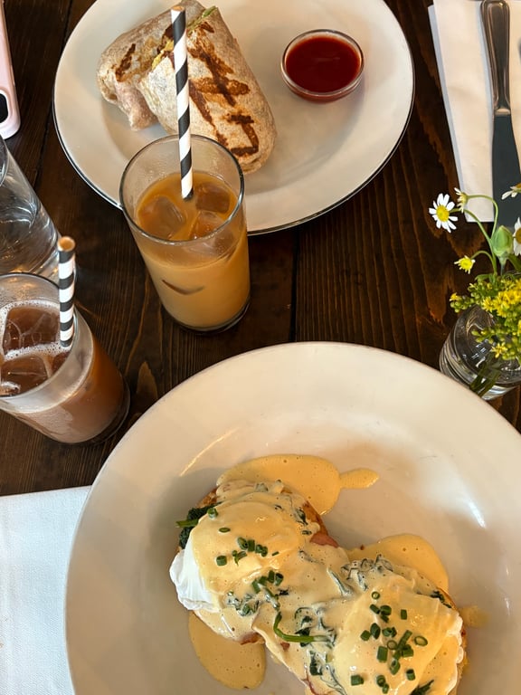 Raise your hand if eggs benedict is the best breakfast item!! 