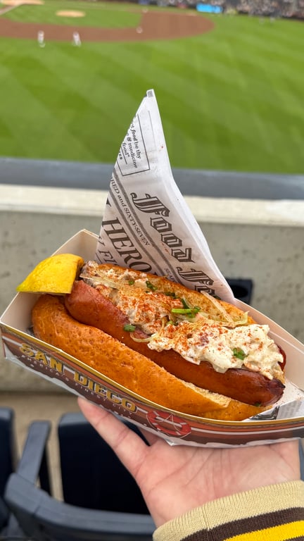 Am I crazy for spending $37 on a hot dog? Hear me out, it had chorizo sausage, grilled lobster, garlic aoili and a fresh lemon slice on a brioche bun and it was one of the best hot dogs I’ve ever had 😌