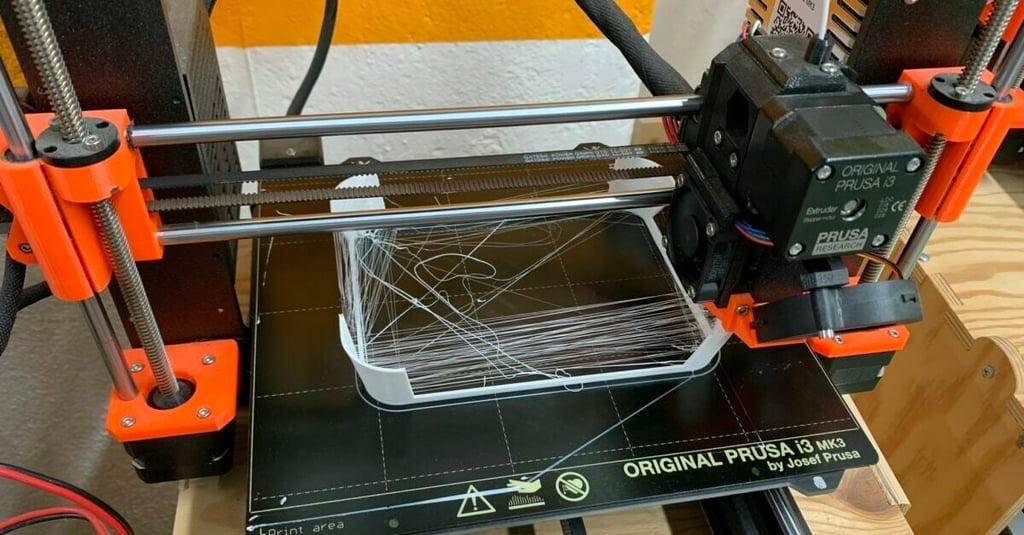 3D-Drucker druckt Prototyp eines Lebensmittelbehälters