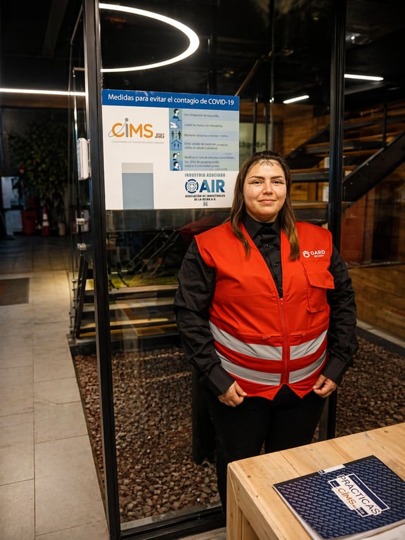 Guardia Gard Security con chaleco reflectante en instalación industrial en Chile