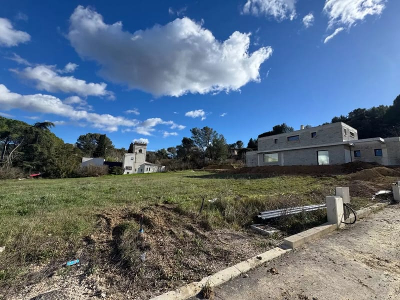 Terrain constructible viabilisé à vendre — photo 1