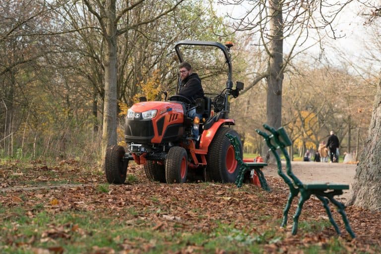 Компактный трактор Kubota LXe-261