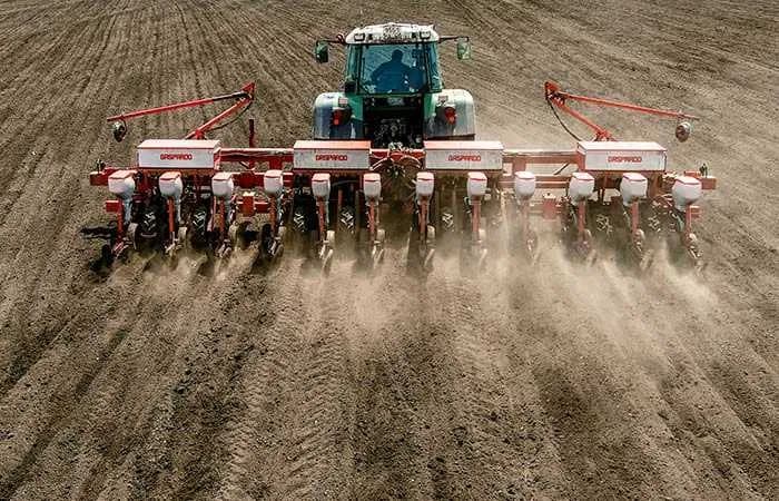 Услуги по защите и уходом за посевами