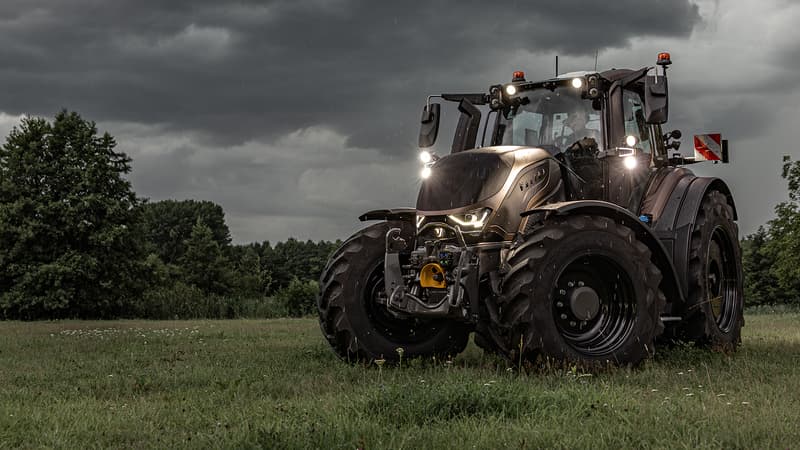 Row crop tractor Valtra T176