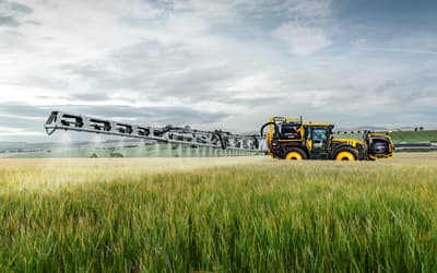 Row crop tractor JCB Fastrac 4160