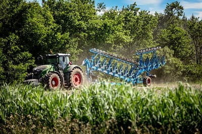 Plow LEMKEN Titan 18