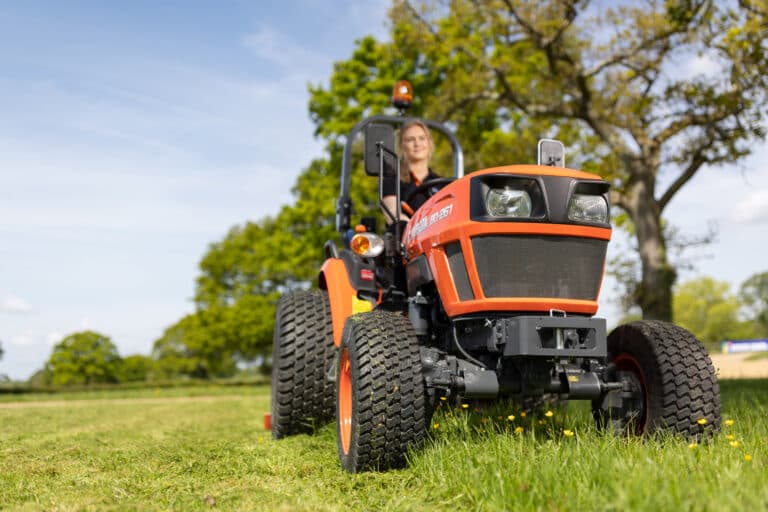 Компактний трактор Kubota EK1-221