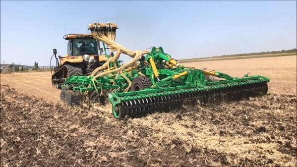 Veles-Agro ZEUS HD with fertiliser application
