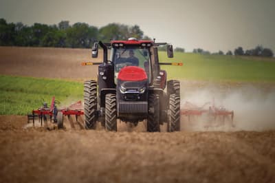 Row crop tractor Case IH Magnum 325