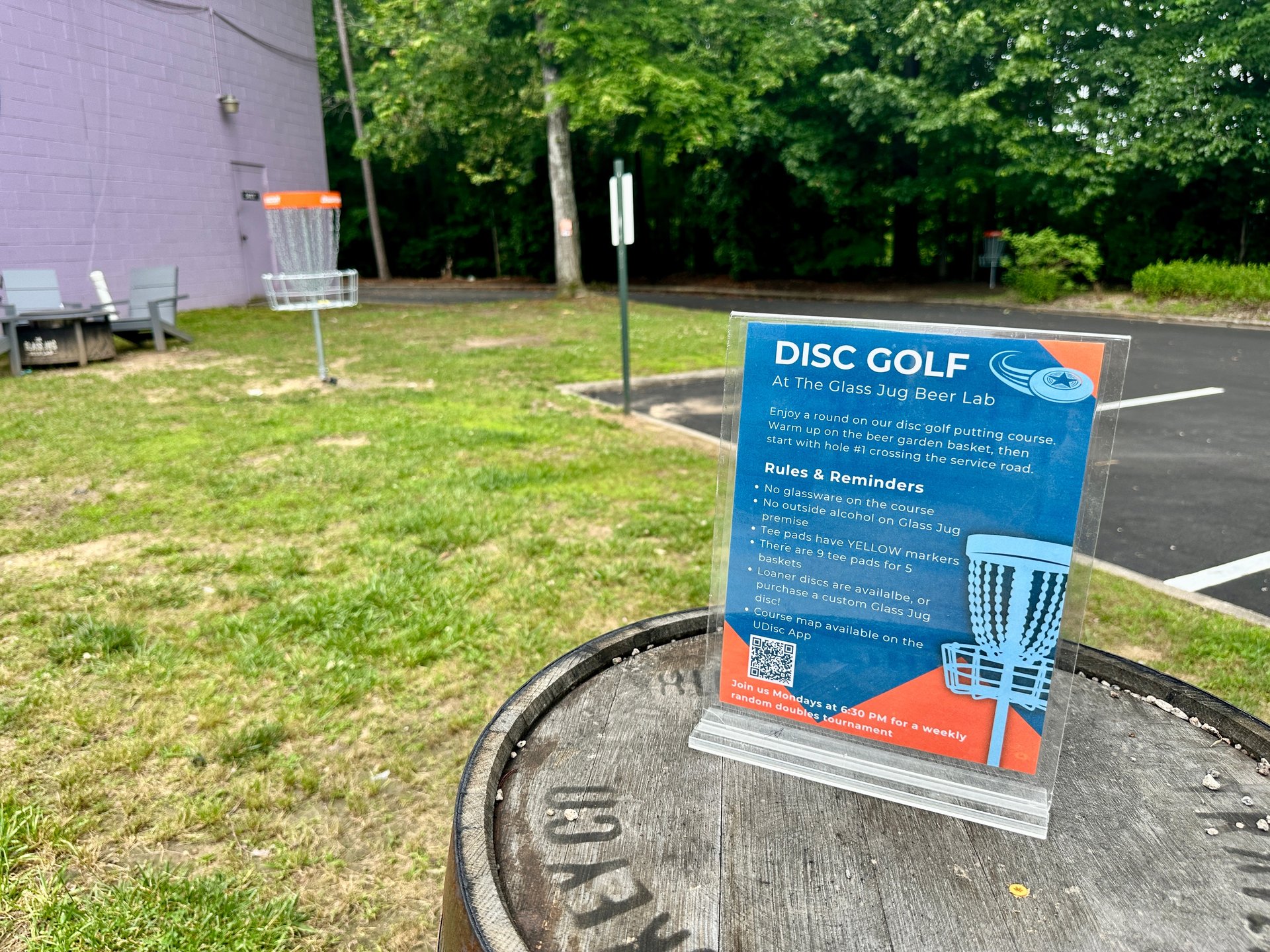 Warm-up basket in the beer garden with posted tips and rules