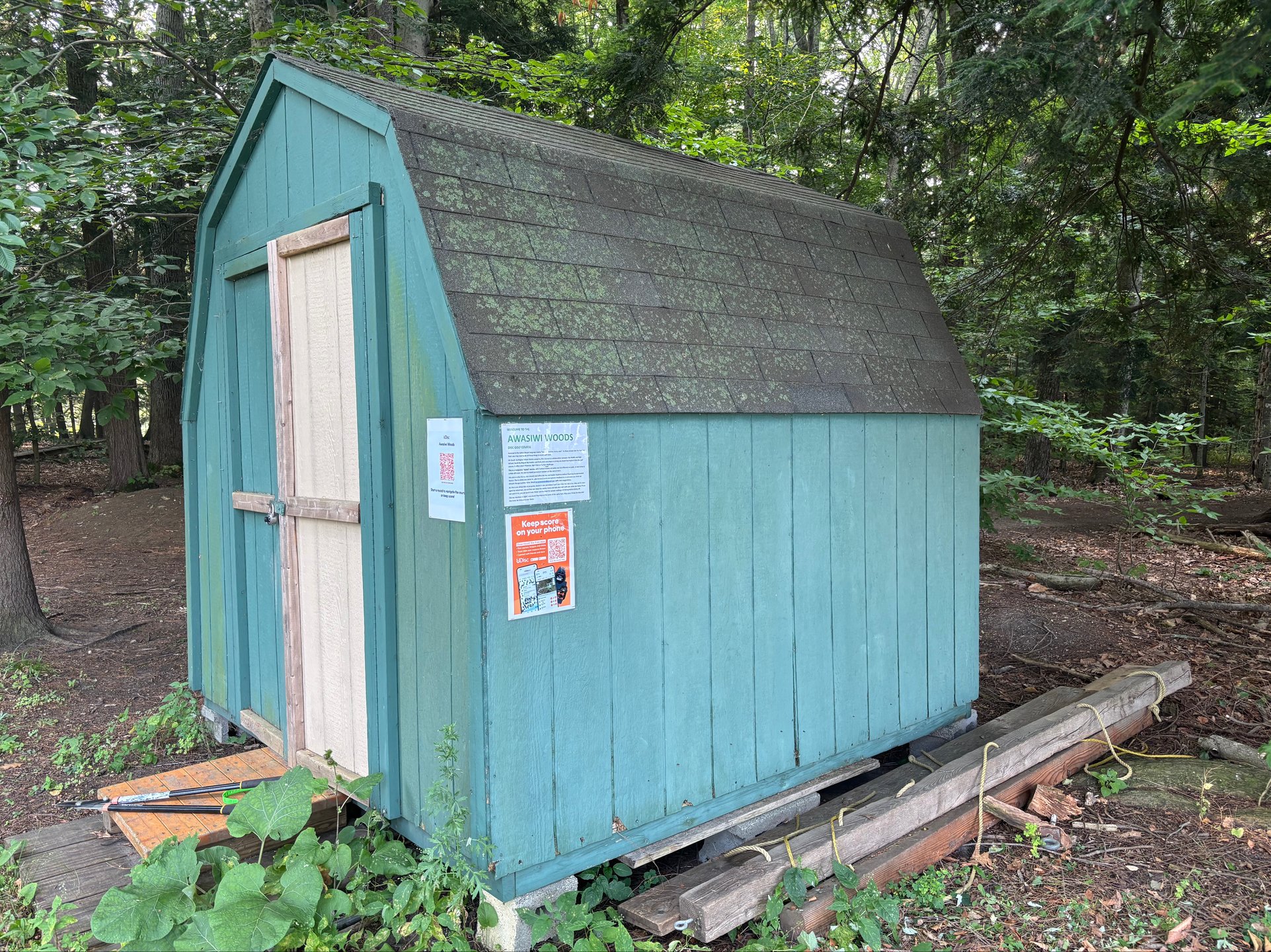 Starting hut. Scan QR code to start score card and then head right to the first tee. 