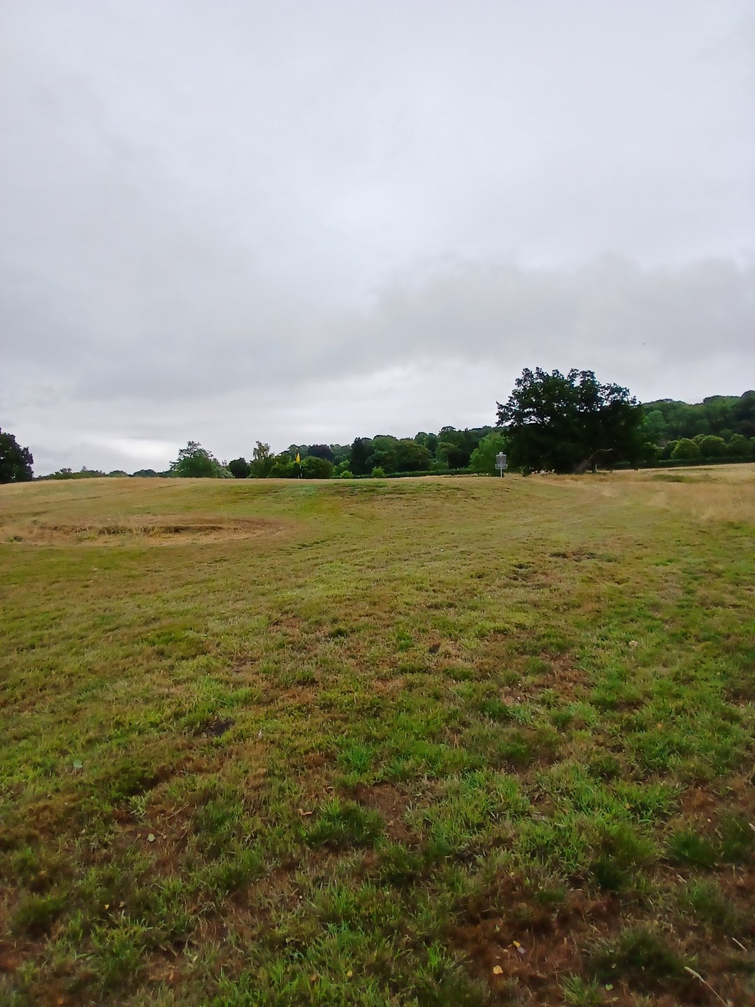 The slope up to the basket is guarded by Ob bunkers.