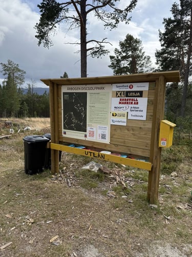 Banekart med infofelt og sponsortavle