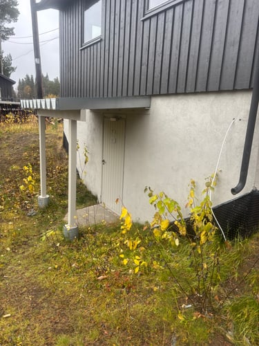 Inn til toaletter og vann.