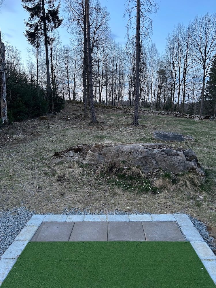Silver tee on hole 8