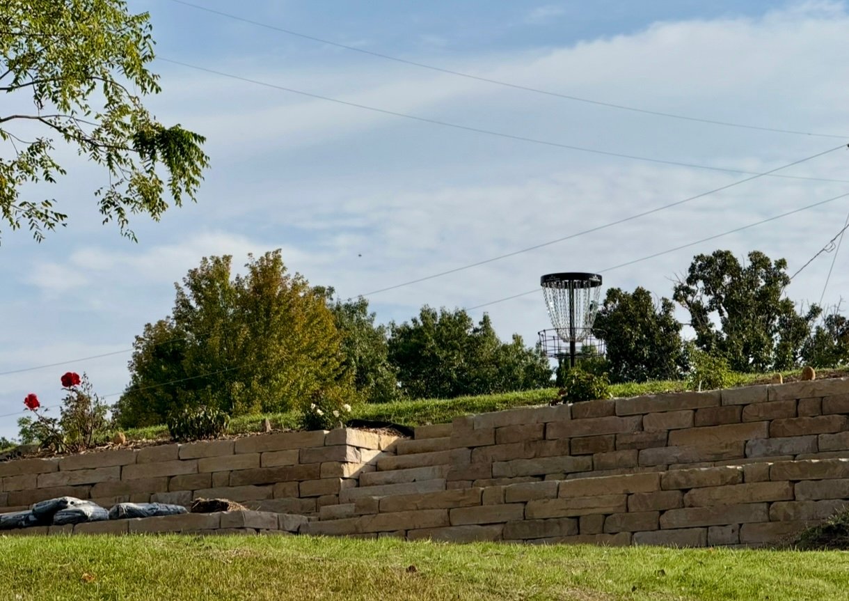 Hole 8 - “1140” - Green. Memorial Wall. 