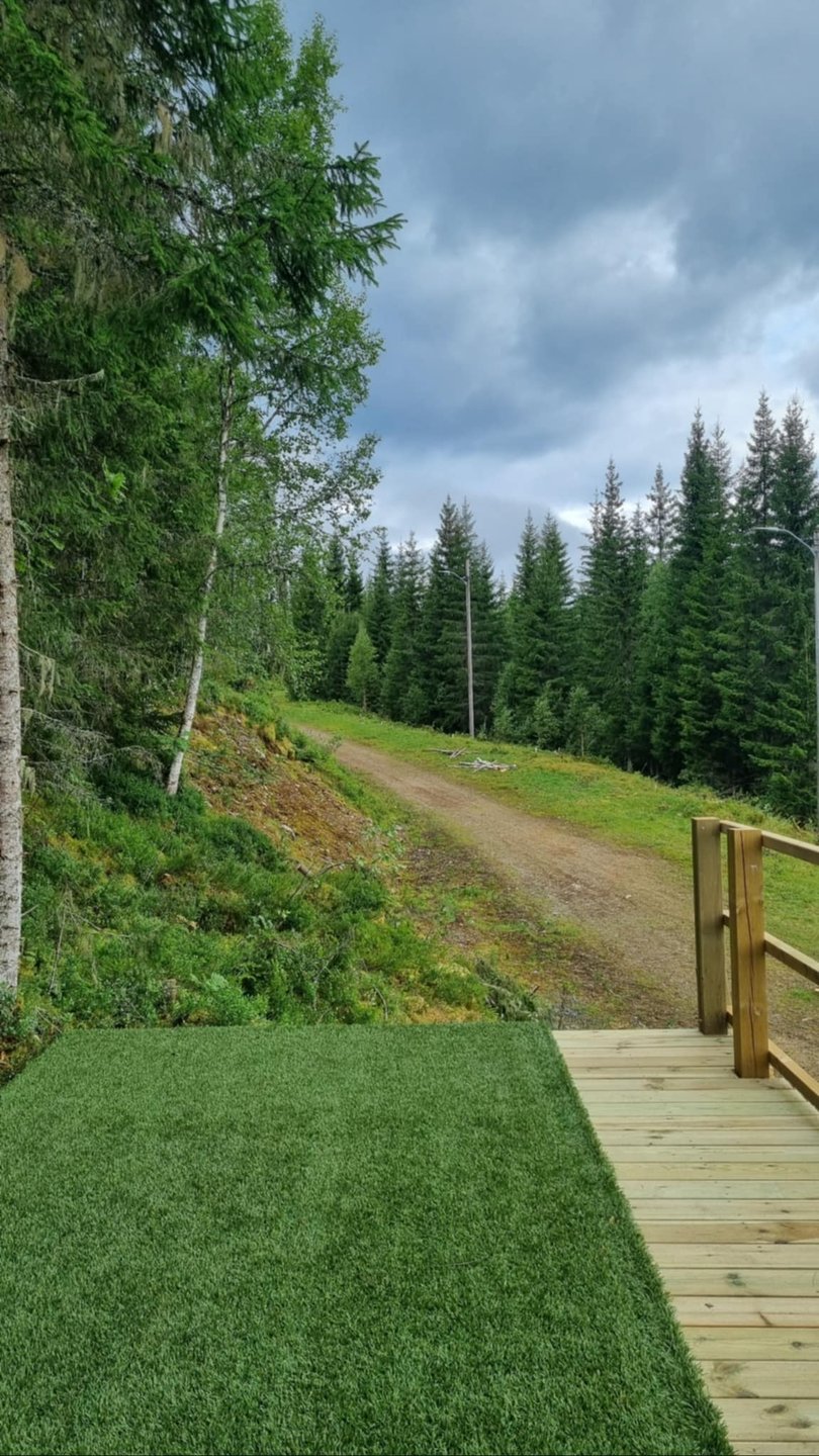 Hvit utkastfelt hull 4. Forhøyet teepad. Ob høyre side. Par 4.