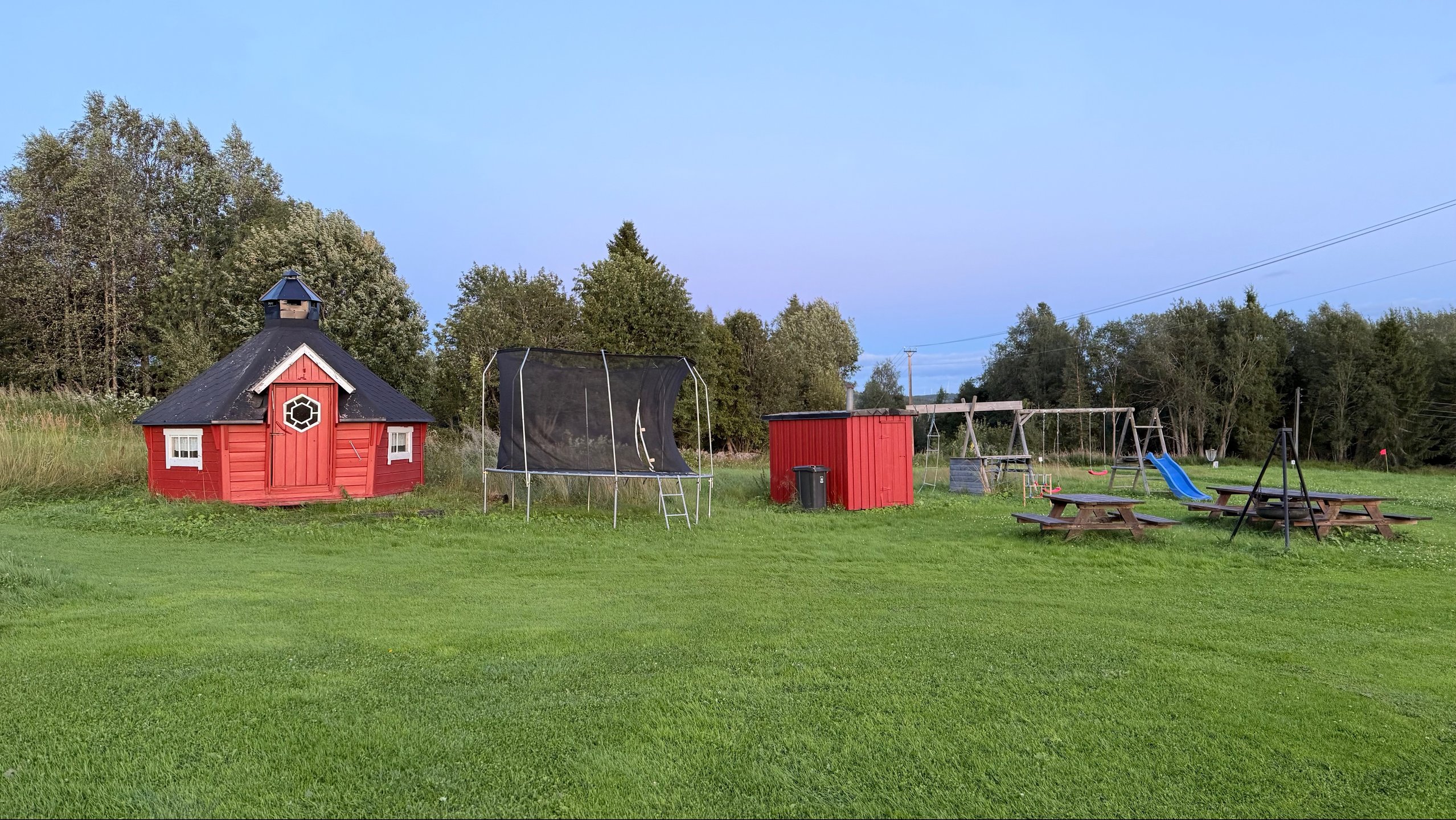 Med grillhytte, bålpanne og benk