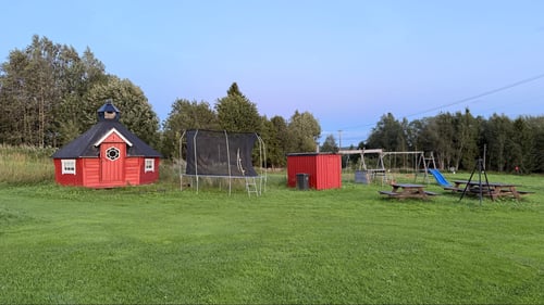 Med grillhytte, bålpanne og benk