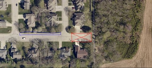 no parking on the dead end street. Park in in the blue section or on the parking lot at Parkside and walk.

 