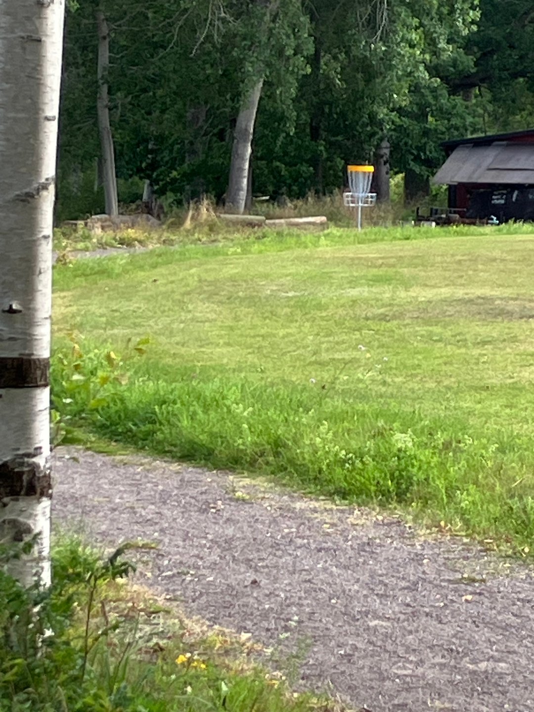 Se upp för sluttning på vänster sida.