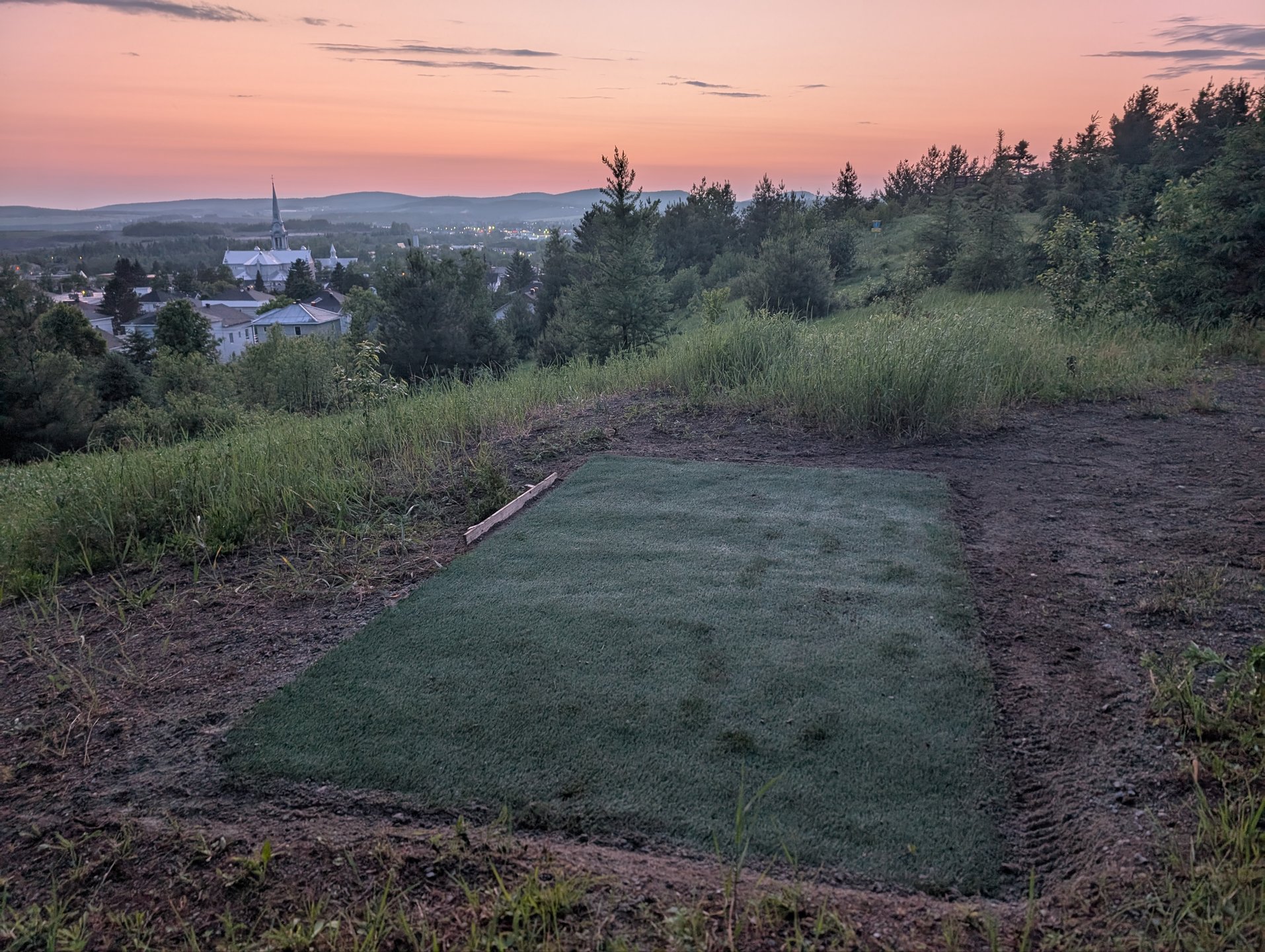 Fin de journée d'installation ... reste la fauche!
End of installation day, next : mowing!