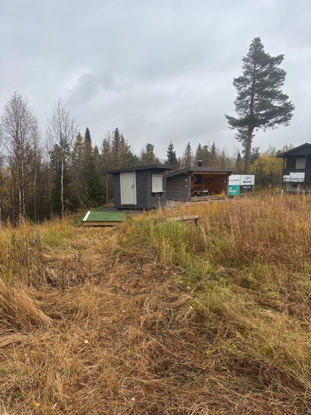 Ved tre hull 1 ligger gapahuken og toaletter.