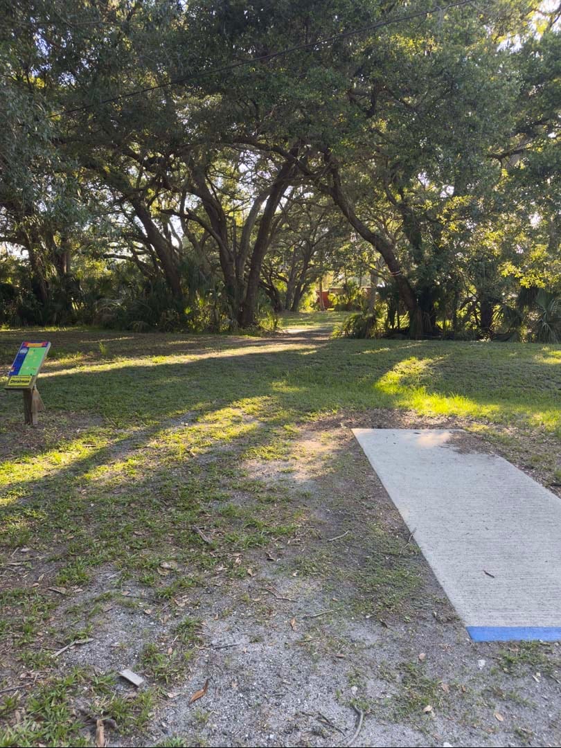 Long/blue tee pad. Mando hole 