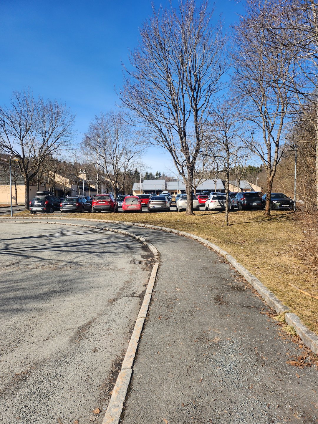 Yellow tee - NOT - playable when cars on the pakking lot