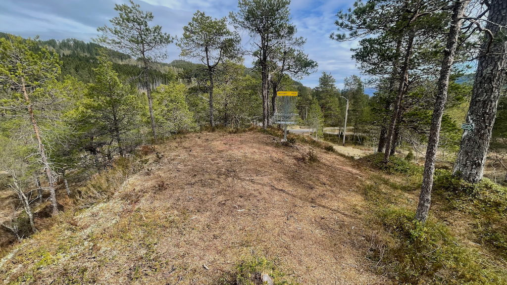 Kurven på hull 11 ligger på en åskam. Det er 23 meter høydeforskjell oppover til kurven. 